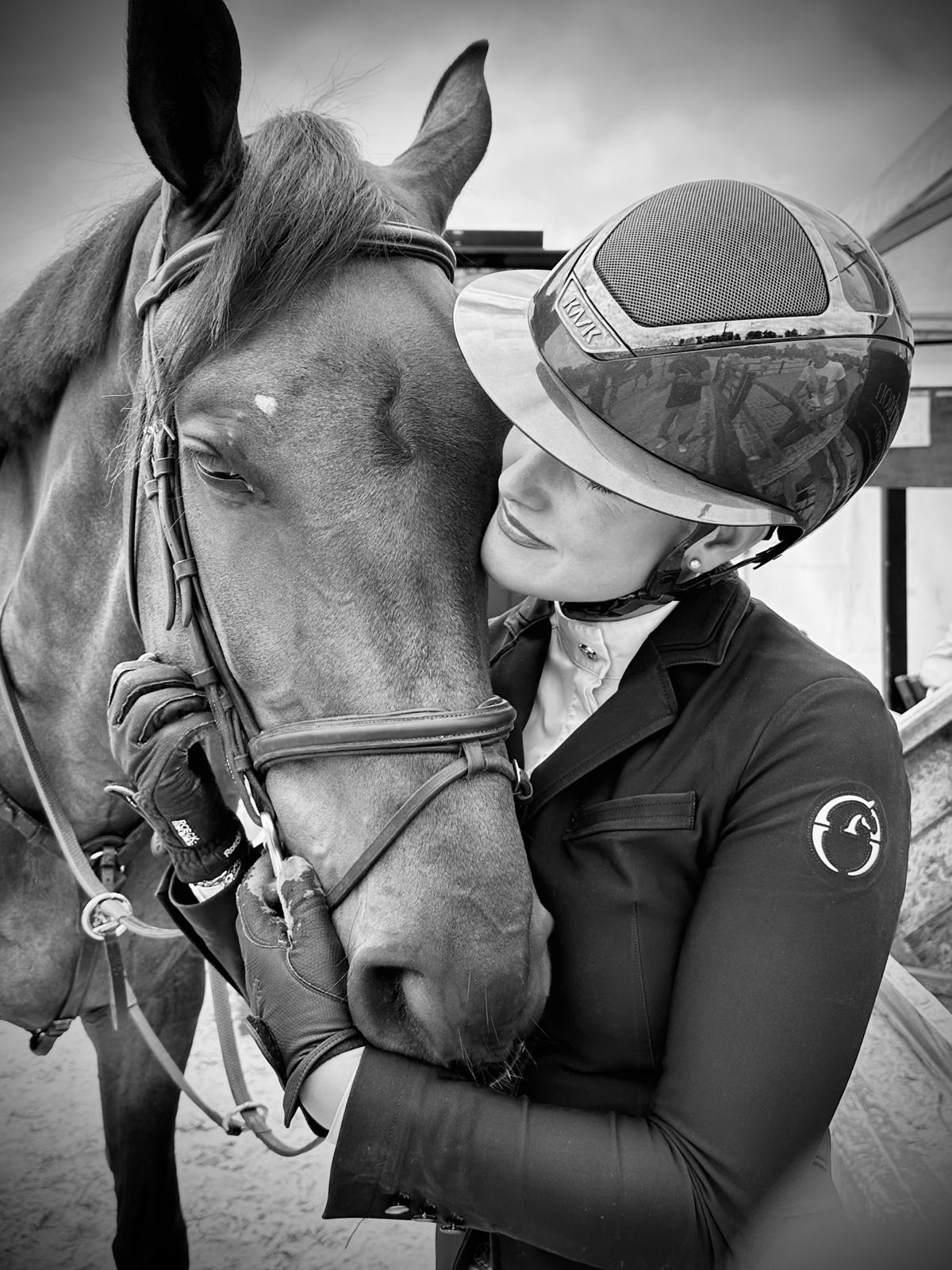 Een persoonlijk moment tussen ruiter en paard